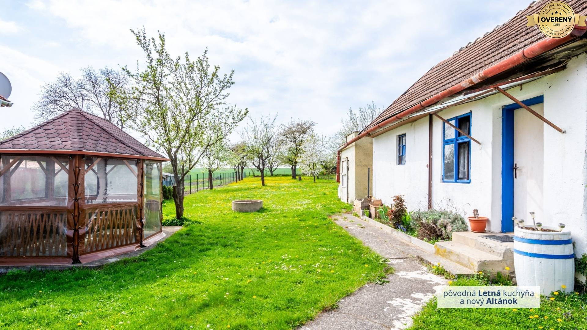 PREDANÝ - Kapušany - Veľkorysý pozemok 1430 m² pre 2-4 RD s pôv. domom