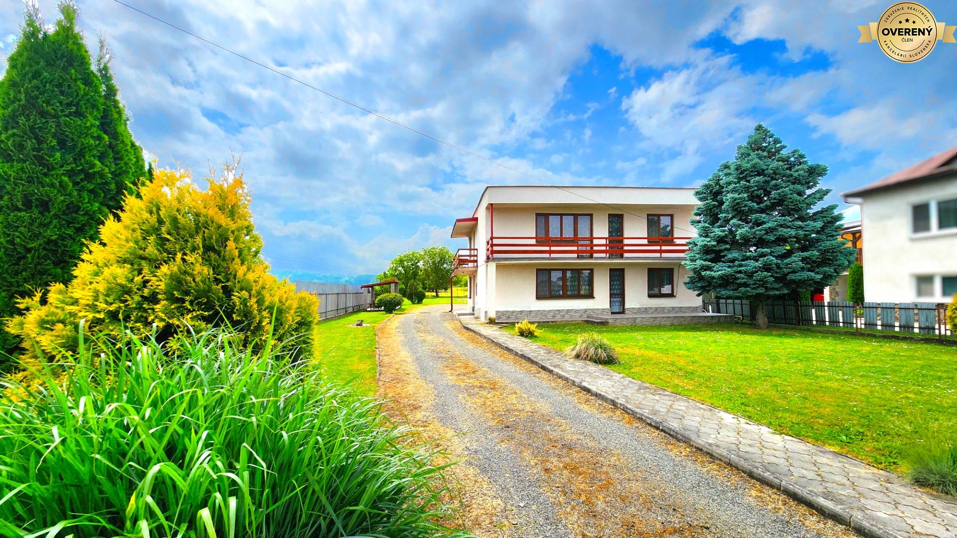 Rodinný dom 180 m² s pozemkami 3597 m² a tromi garážami v Sedliskách